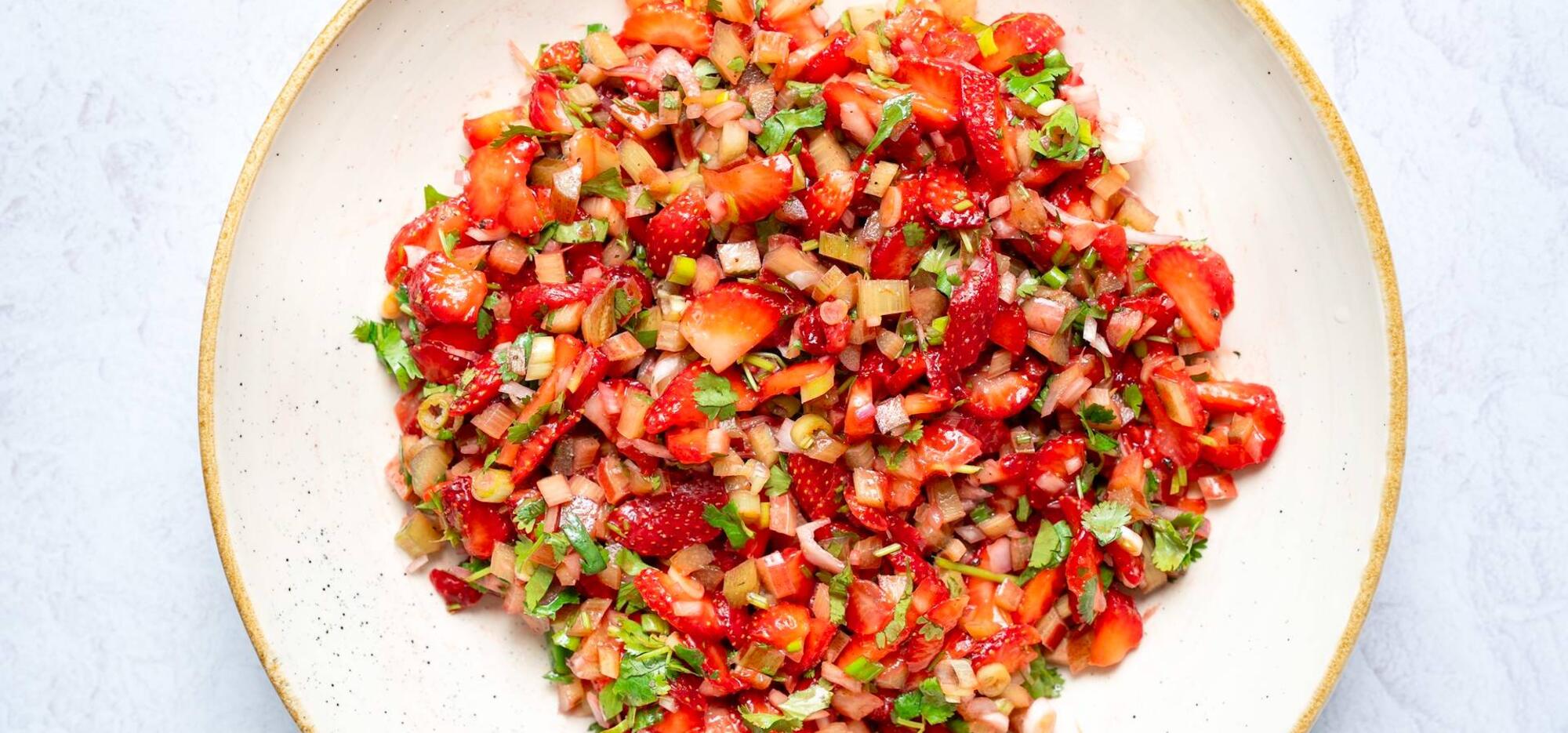 image d'une recette de salsa a la rhubarbe et aux fraises