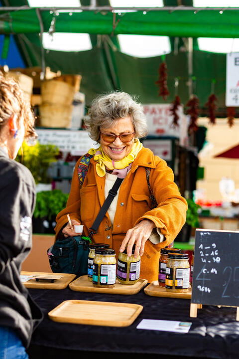 madame dans un marché